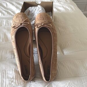NEW - NEVER WORN- BORN Natural Cork Flats